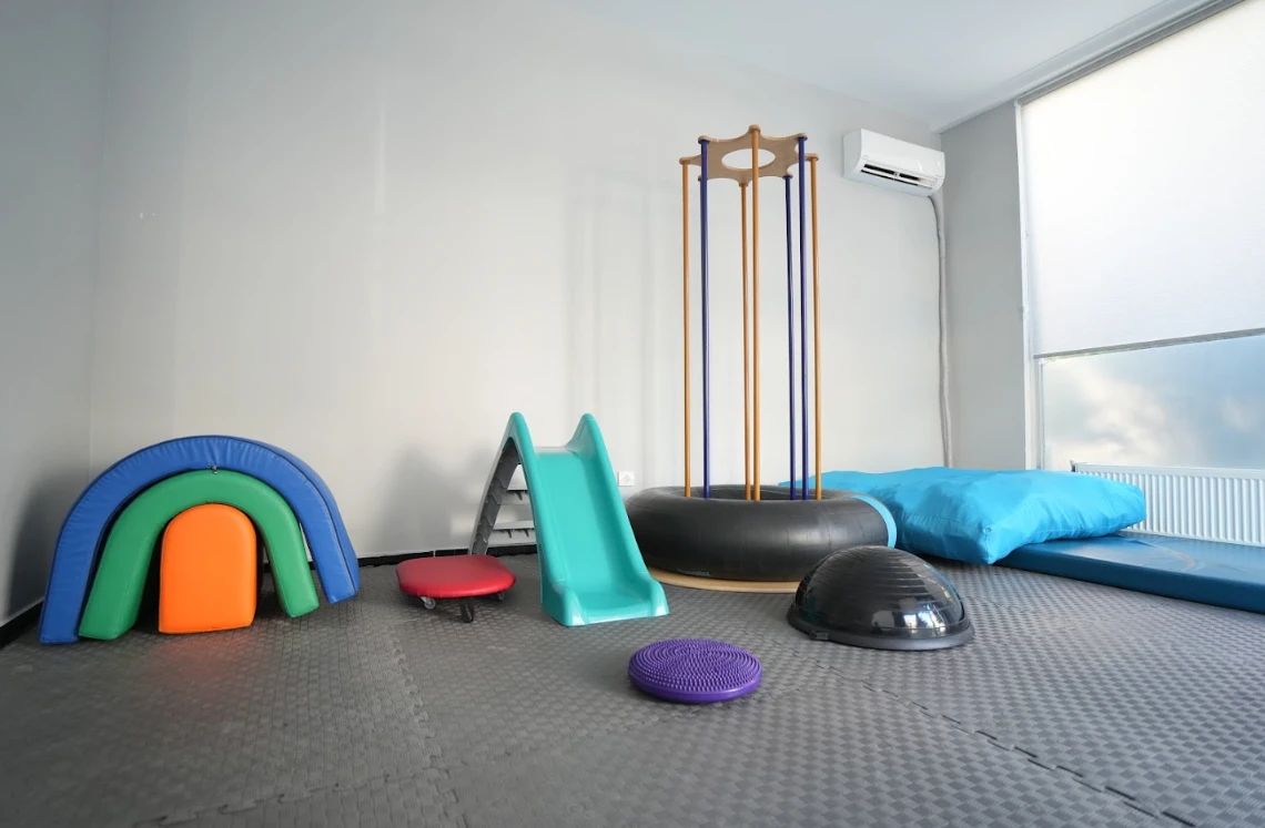 Hareket ve denge salonu: gökkuşağı tünel, kaydırak, tırmanma kulesi, denge diski ve yarım küre ile kaba motor ve denge çalışmaları için düzenlenmiş salon. Liya Çorlu