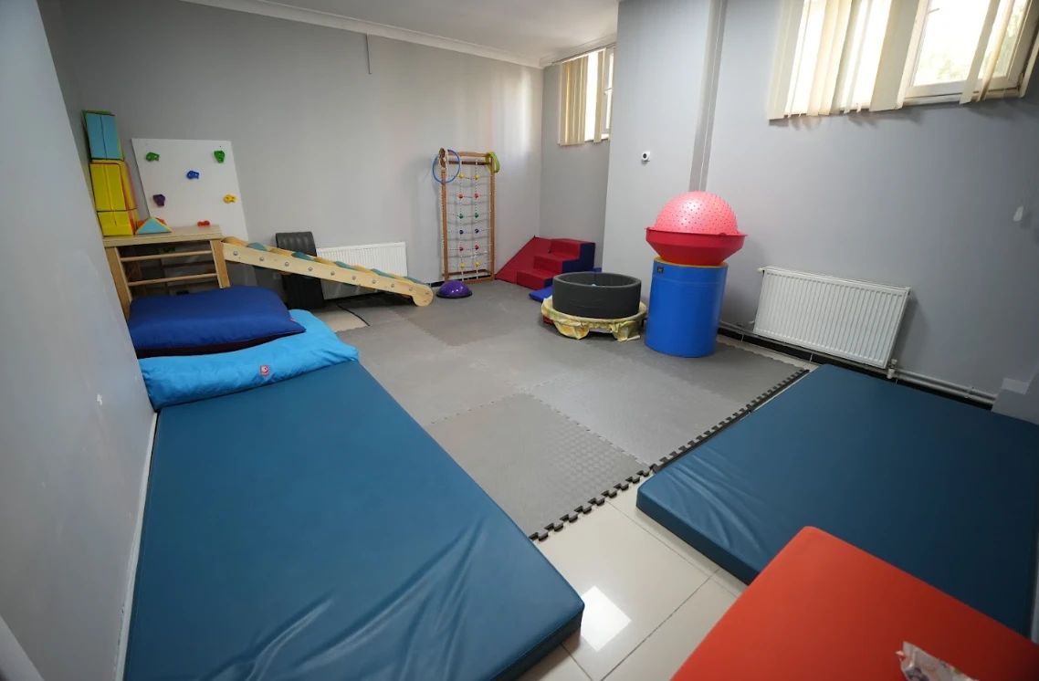 Motor beceri salonu: tırmanma duvarı, rulo rampa, ip merdiven, top havuzu ve geniş minderlerle motor planlama çalışmalarında kullanılan salon. Liya Çorlu